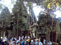 Внутри храма Та Прохм полно туристов