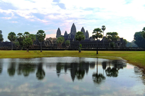 Храм Ангкор Ват отражается в пруду