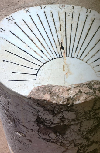 Солнечные часы под открытым небом. Музей Карфагена