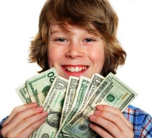 Взрослым не помешало бы поучиться у подростков обращению с деньгами
