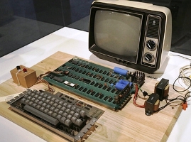 38-летний компьютер Apple-1 куплен на аукционе в 1800 раз дороже той цены, по которой он продавался, будучи новым