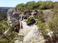 Вид из пещеры на вход в крепость