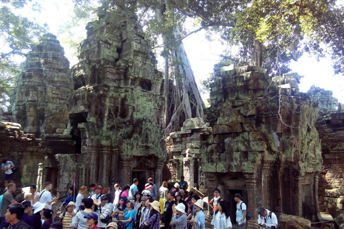 Внутри храма Та Прохм полно туристов