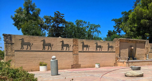 Изображения лошадей на стене. Музей Карфагена