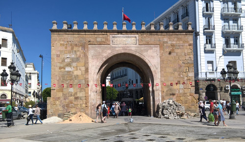Арка - вход на старую медину Туниса