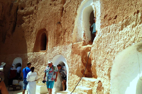 Внутренний двор берберского пещерного жилища. Сахара