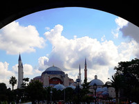 Вид на св. Софию из-под арки мечети Султанахмет