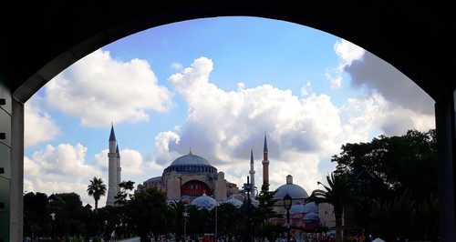 Вид на св. Софию из-под арки мечети Султанахмет